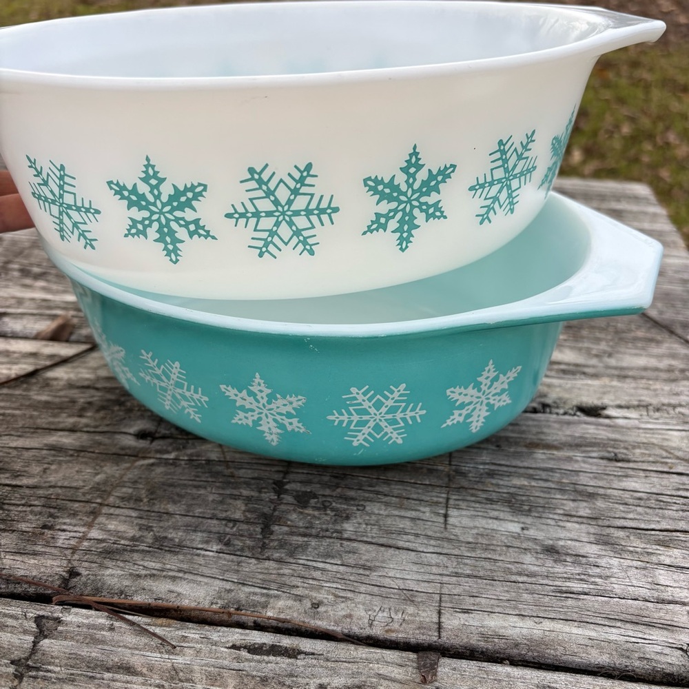 Pyrex White and Teal Snowflake 043 1.5 Qt Casserole Dishes